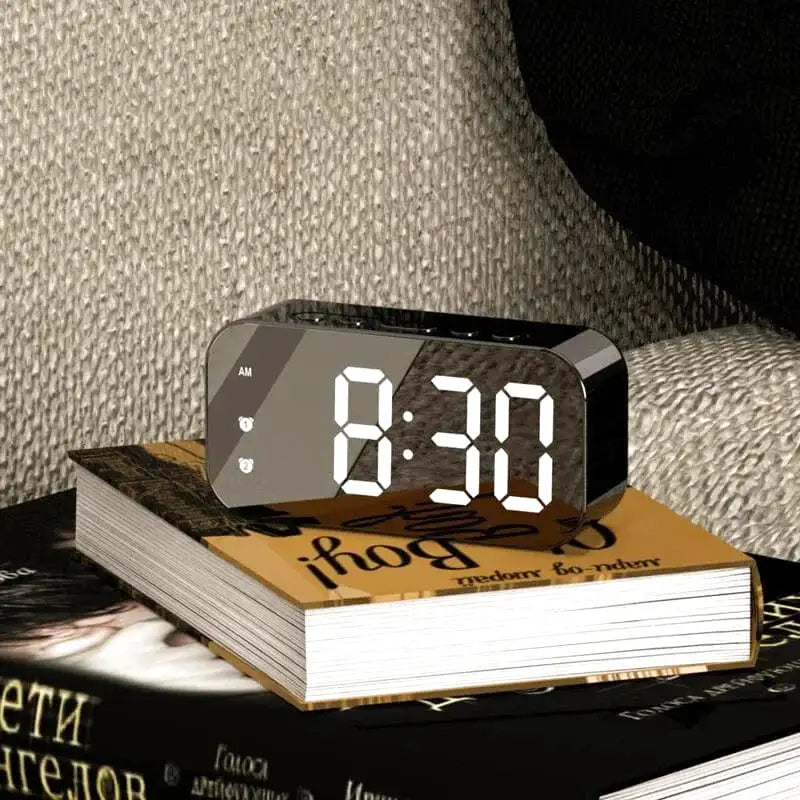 Réveil numérique rectangulaire en bois foncé et LED blanches -  - petit-reveil-numerique - ["bois","digital","num\u00e9rique","petit reveil","radio bois","radio reveil","radio reveil bois","r\u00e9veil digital","simple"]