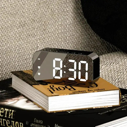 Réveil numérique rectangulaire en bois foncé et LED blanches -  - petit-reveil-numerique - ["bois","digital","num\u00e9rique","petit reveil","radio bois","radio reveil","radio reveil bois","r\u00e9veil digital","simple"]