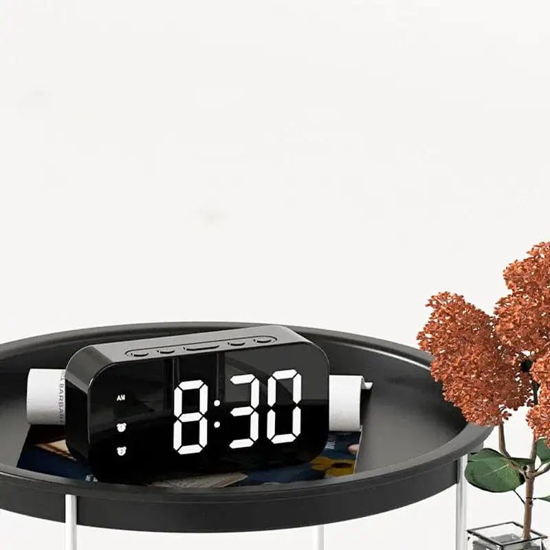 Réveil numérique rectangulaire en bois foncé et LED blanches -  - petit-reveil-numerique - ["bois","digital","num\u00e9rique","petit reveil","radio bois","radio reveil","radio reveil bois","r\u00e9veil digital","simple"]