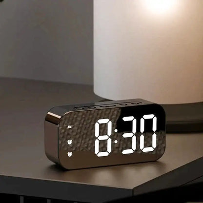 Réveil numérique rectangulaire en bois foncé et LED blanches -  - petit-reveil-numerique - ["bois","digital","num\u00e9rique","petit reveil","radio bois","radio reveil","radio reveil bois","r\u00e9veil digital","simple"]