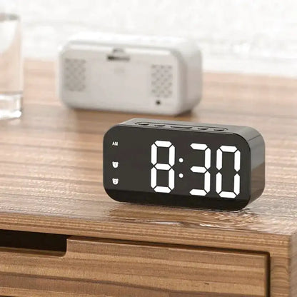 Réveil numérique rectangulaire en bois foncé et LED blanches -  - petit-reveil-numerique - ["bois","digital","num\u00e9rique","petit reveil","radio bois","radio reveil","radio reveil bois","r\u00e9veil digital","simple"]