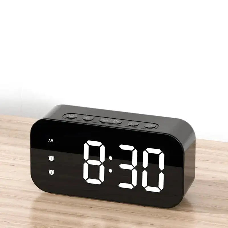 Réveil numérique rectangulaire en bois foncé et LED blanches -  - petit-reveil-numerique - ["bois","digital","num\u00e9rique","petit reveil","radio bois","radio reveil","radio reveil bois","r\u00e9veil digital","simple"]