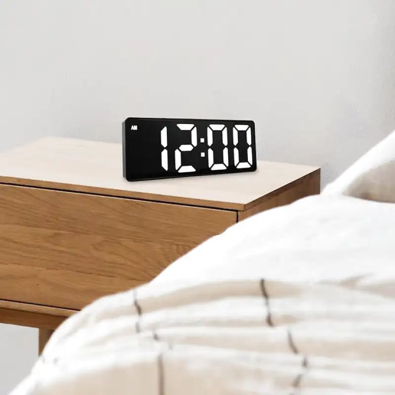 Réveil numérique rectangulaire noir à chiffres blancs -  - reveil-lumineux-a-piles - ["lumineux","Radio R\u00e9veil Lumineux"]