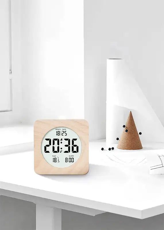 Réveil numérique rond bois clair et vert menthe -  - reveil-bois-numerique - ["bois","digital","lumineux","naturel","num\u00e9rique","radio reveil bois","r\u00e9veil digital","simple"]