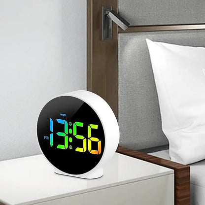 Réveil numérique rond métal argenté à écran coloré -  - reveil-numerique-a-piles - []