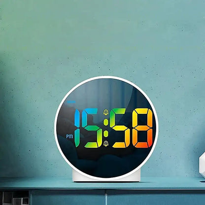 Réveil numérique rond métal argenté à écran coloré -  - reveil-numerique-a-piles - []