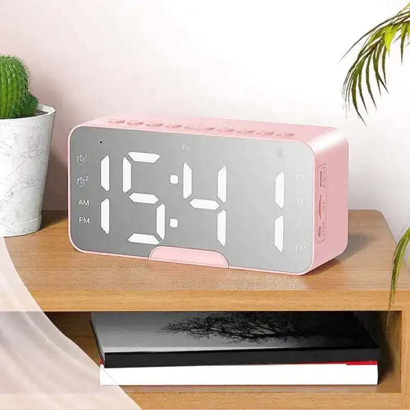 Réveil numérique rose avec écran multifonction rectangulaire -  - reveil-connecte-rose - ["connect\u00e9","digital","moderne","num\u00e9rique","petit r\u00e9veil","plastique","rose","r\u00e9veil digital","simple"]