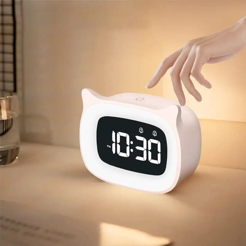 Réveil numérique rose en forme de chat avec écran bleu -  - reveil-jour-nuit-rose - ["chat","Jour Nuit","veilleuse"]