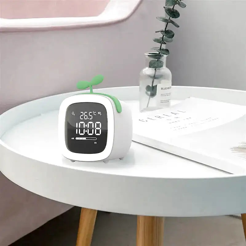 Réveil numérique vert pastel avec pousse décorative -  - reveil-veilleuse-enfant - ["enfant","r\u00e9veil enfant","veilleuse"]