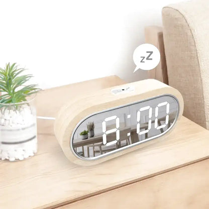 Réveil ovale en bois clair à affichage LED -  - reveil-bois-led - ["bois","digital","num\u00e9rique","petit reveil","radio reveil","radio reveil bois","r\u00e9veil digital","simple"]