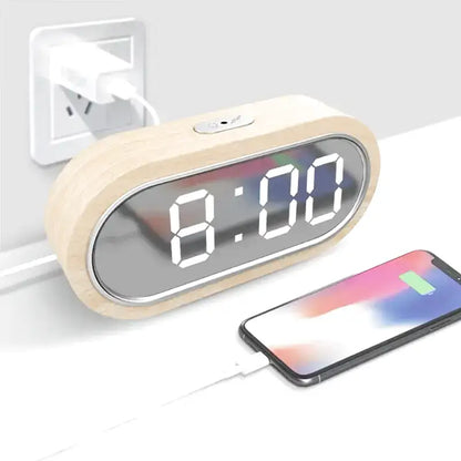 Réveil ovale en bois clair à affichage LED -  - reveil-bois-led - ["bois","digital","num\u00e9rique","petit reveil","radio reveil","radio reveil bois","r\u00e9veil digital","simple"]