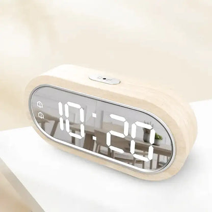 Réveil ovale en bois clair à affichage LED -  - reveil-bois-led - ["bois","digital","num\u00e9rique","petit reveil","radio reveil","radio reveil bois","r\u00e9veil digital","simple"]