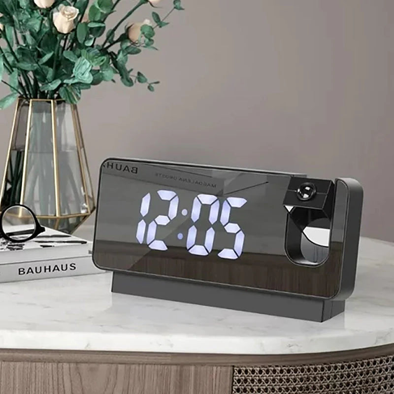 Réveil projecteur noir avec affichage LED multicolore -  - reveil-projecteur-design - ["digital","projecteur","radio reveil projecteur","r\u00e9veil digital","r\u00e9veil projecteur"]