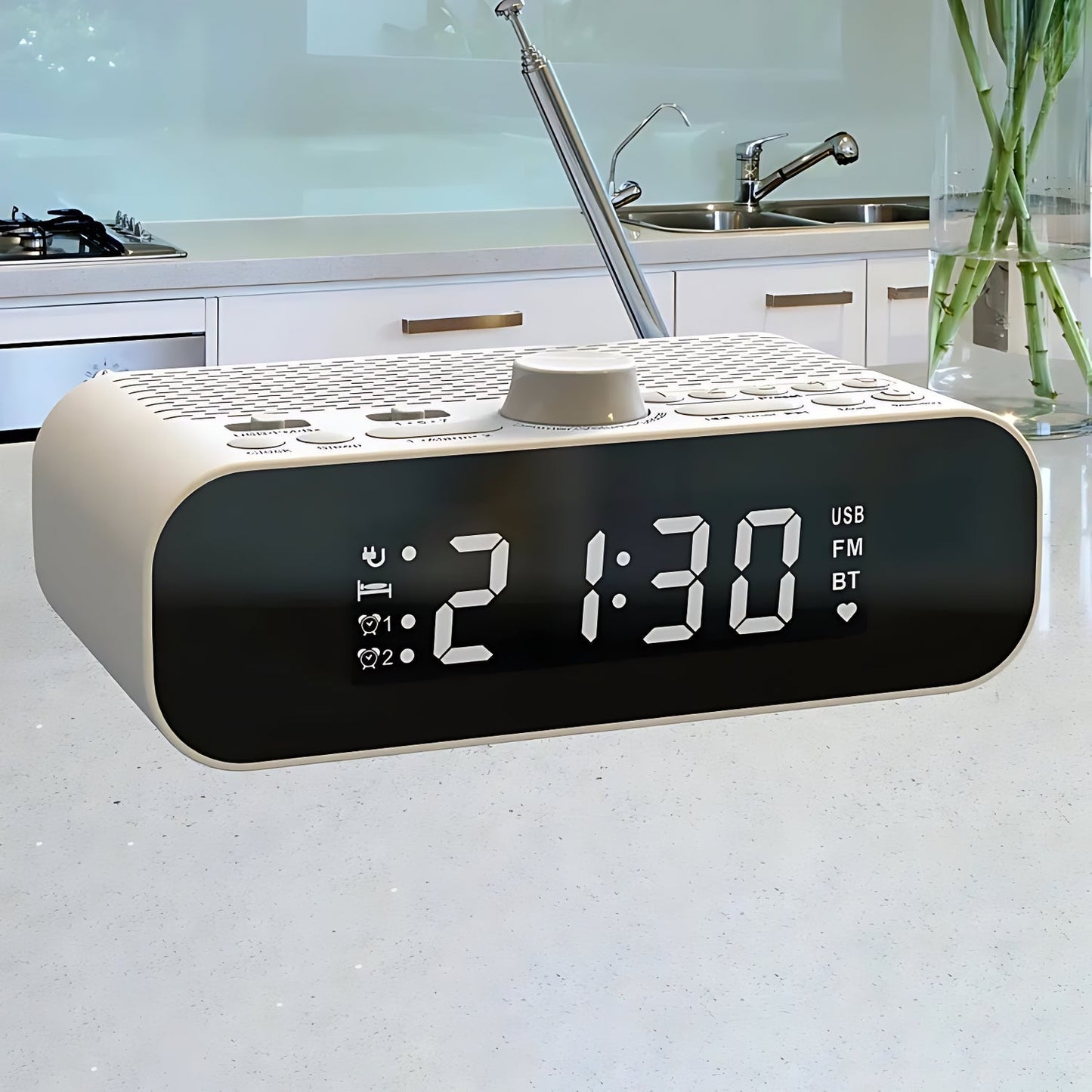 Réveil radio numérique gris avec grand écran LED -  - reveil-simple-avec-radio-pour-senior - ["bluetooth","Jour Nuit","R\u00e9veil bluetooth"]