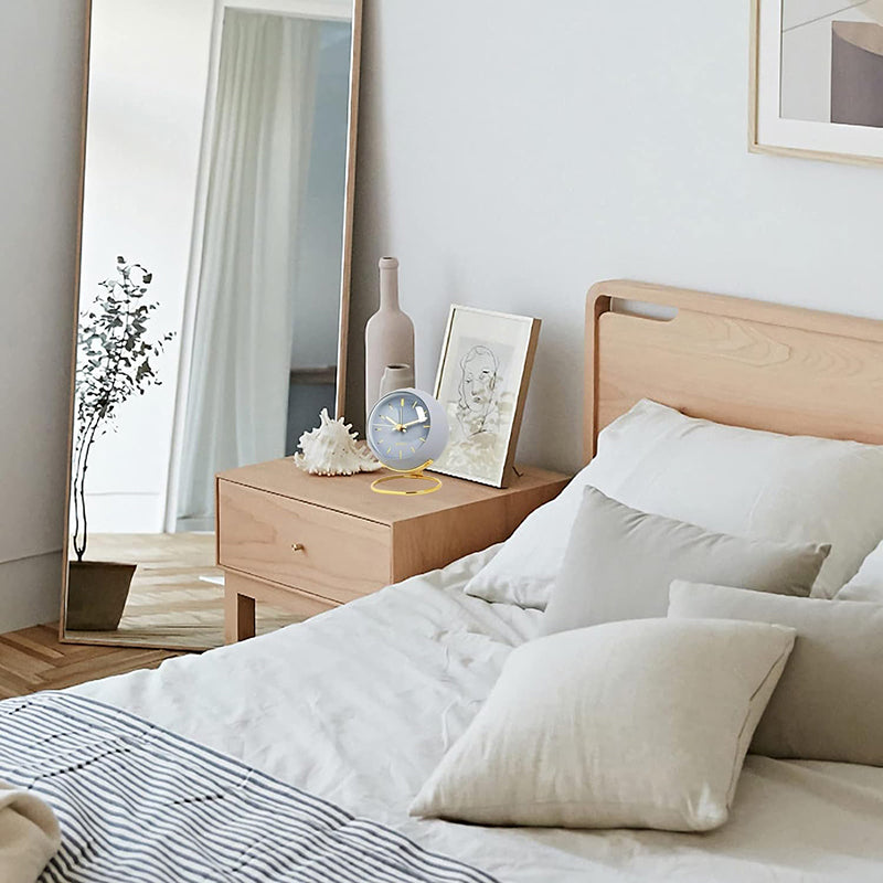 Réveil rond gris avec support en métal doré -  - reveil-vintage-bleu - ["analogique","Jour Nuit","R\u00e9veil Analogique"]