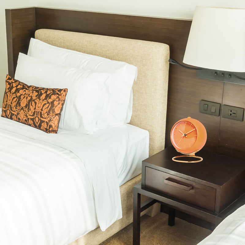 Réveil rond orange brillant avec base dorée -  - reveil-vintage-orange - ["analogique","Jour Nuit","R\u00e9veil Analogique","voyage"]